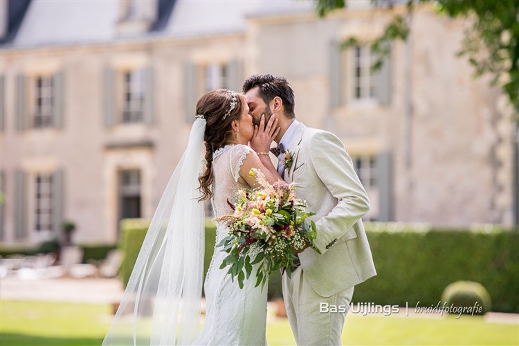 Eerste kus bij de bruiloft in Frankrijk