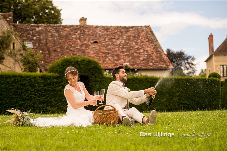 Champagne bij picknick bruidspaar