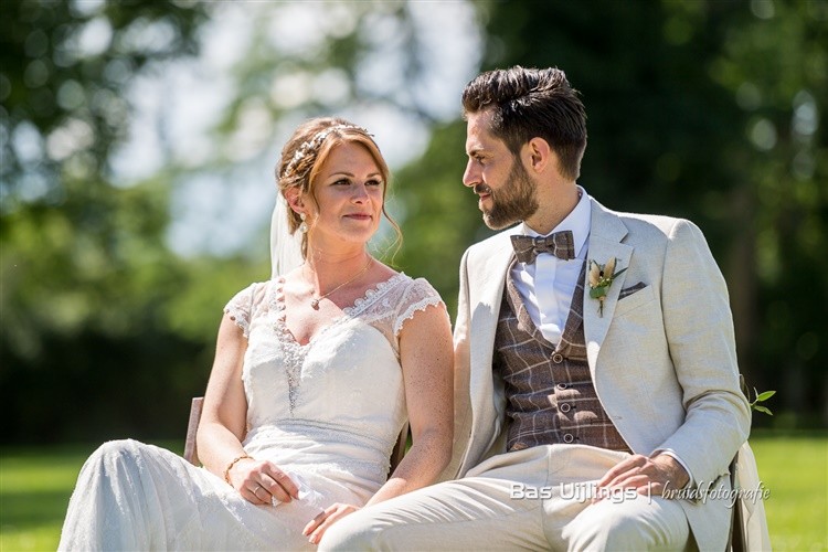 Bruidspaar zit samen bij ceremonie in de tuin in Frankrijk