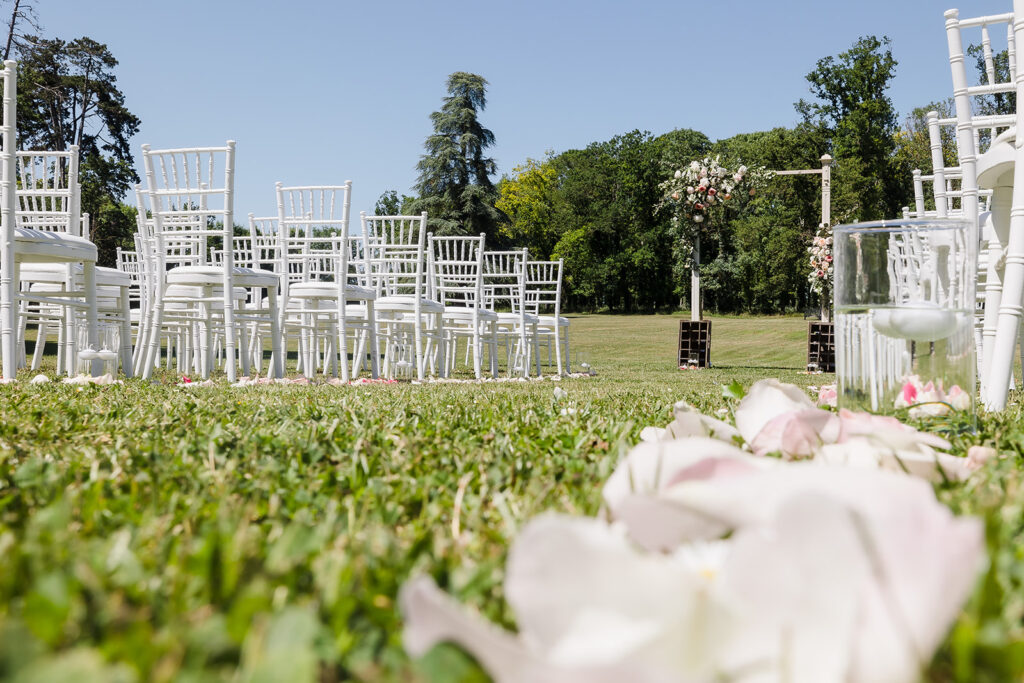 Witte stoelen bij ceremonie in Frankrijk