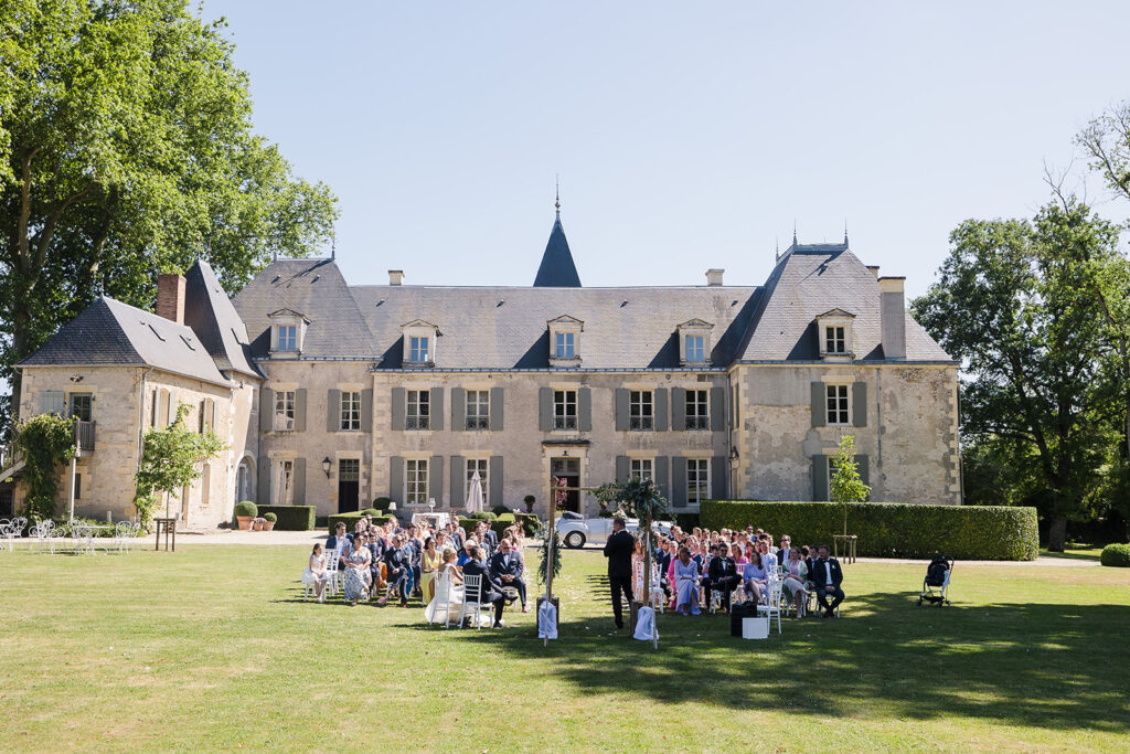 Huwelijksceremonie bij chateau in Frankrijk