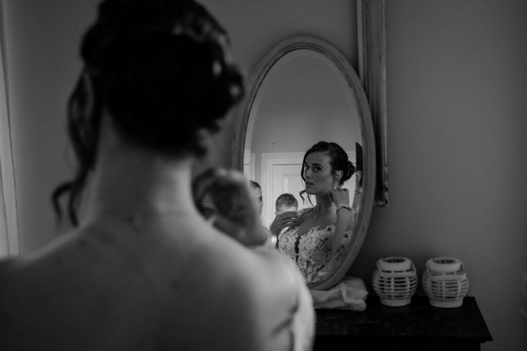 Bruiloft in Frankrijk : bruid voor de spiegel