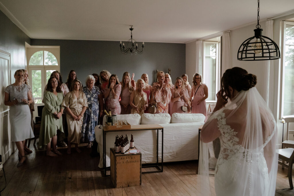 Bruiloft in Frankrijk : bruid bij haar vriendinnen