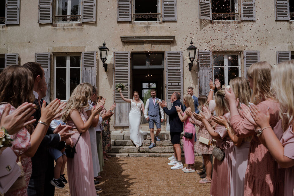 Bruiloft in Frankrijk : bruidspaar maakt entree