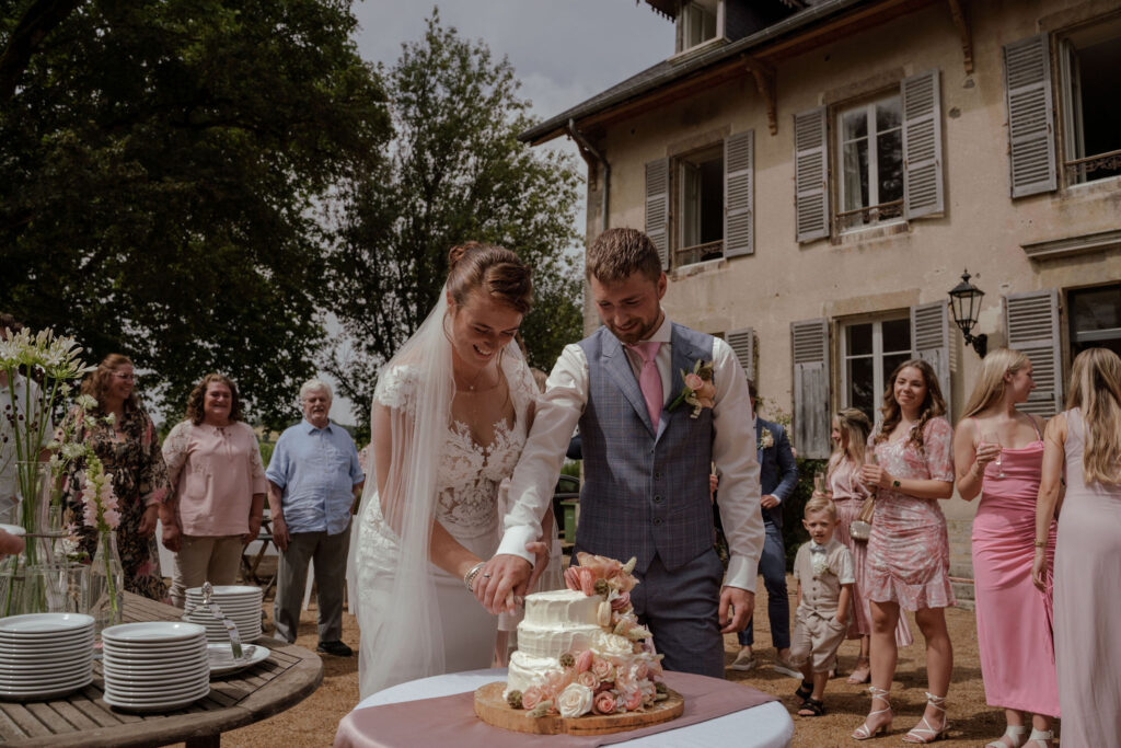 Bruiloft in Frankrijk : bruidspaar snijdt de taart