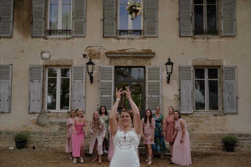 Bruiloft in Frankrijk : bruid gooit bruidsboeket