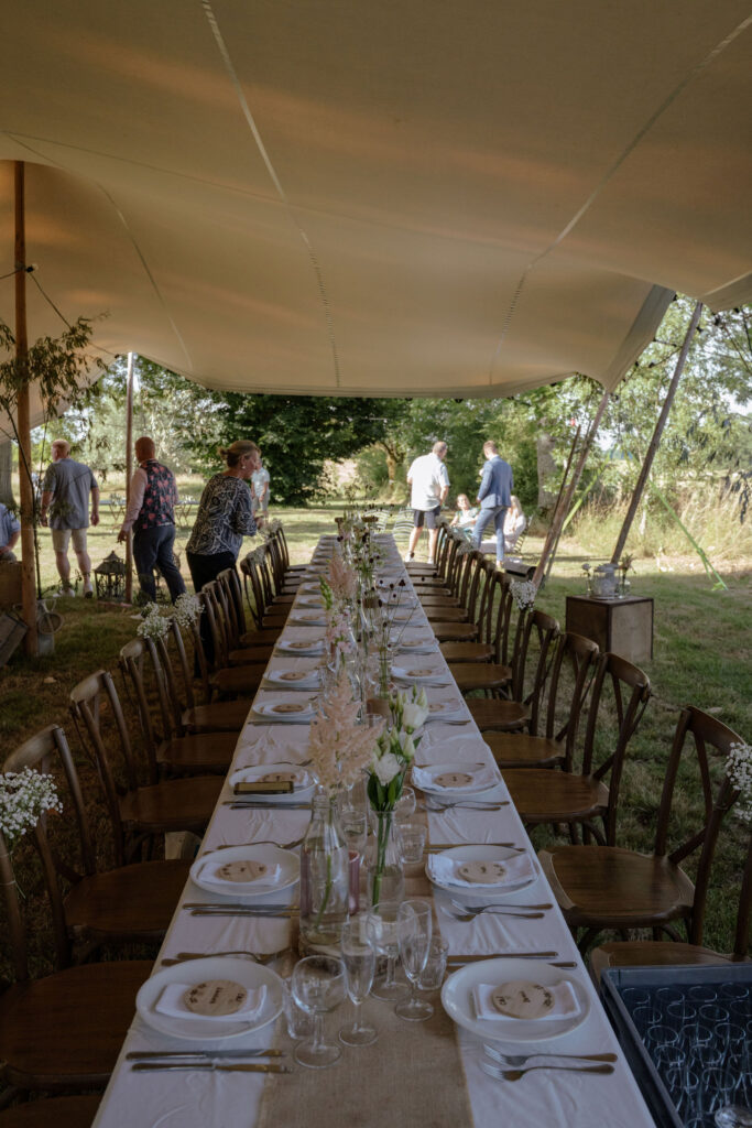 Bruiloft in Frankrijk : dinertafel gedekt