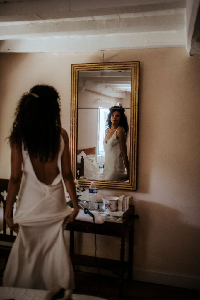 Trouwen in Frankrijk : bruid voor de spiegel