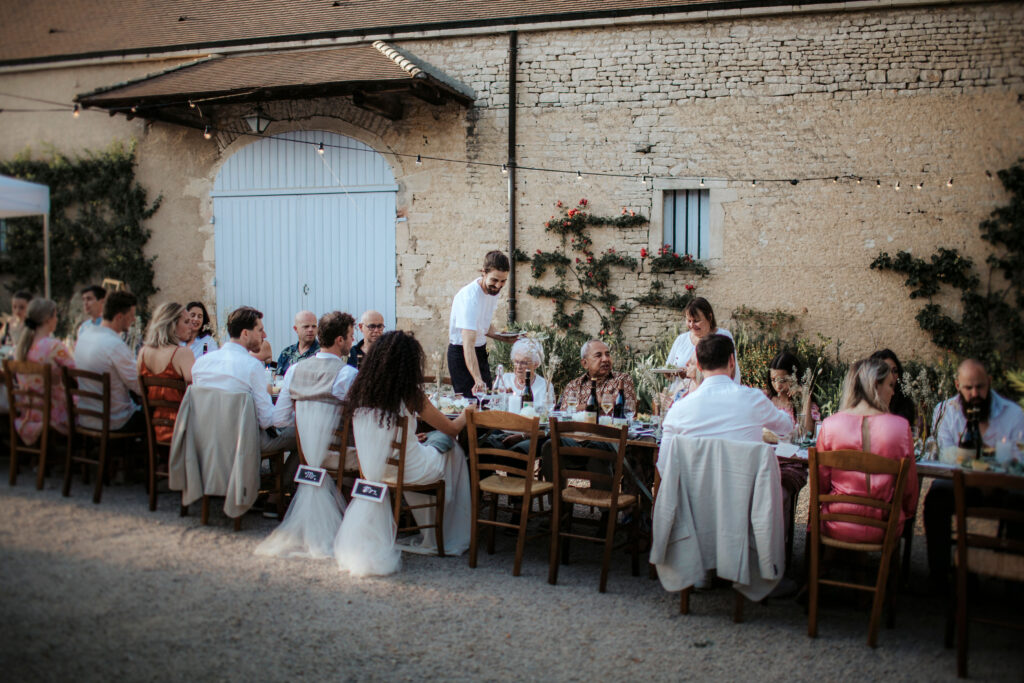 Trouwen in Frankrijk : dineren aan een lange tafel
