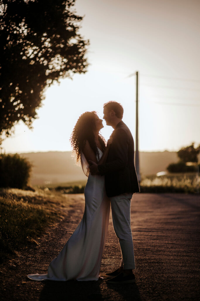 Trouwen in Frankrijk : golden hour fotoshoot bruidspaar