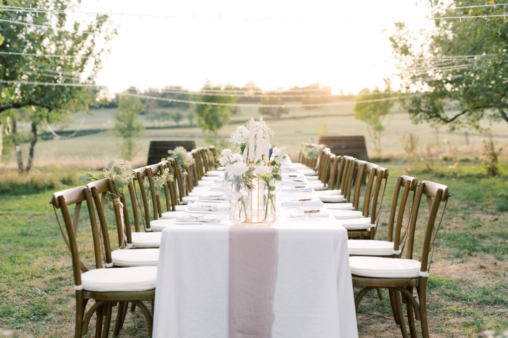 Lange tafel buiten | Trouwen in Frankrijk