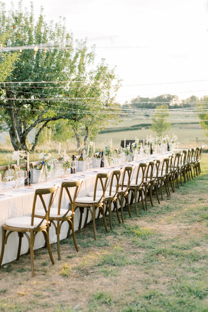 Lange dinertafel in boomgaard | Trouwen in Frankrijk