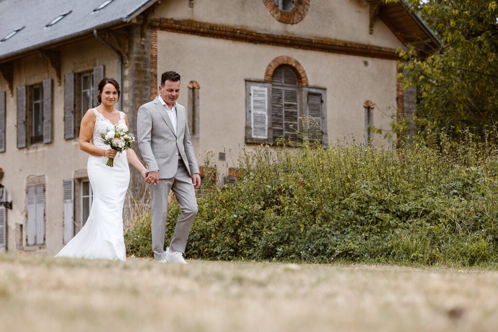 Bruidspaar loopt samen naar ceremonie | Trouwen in Frankrijk