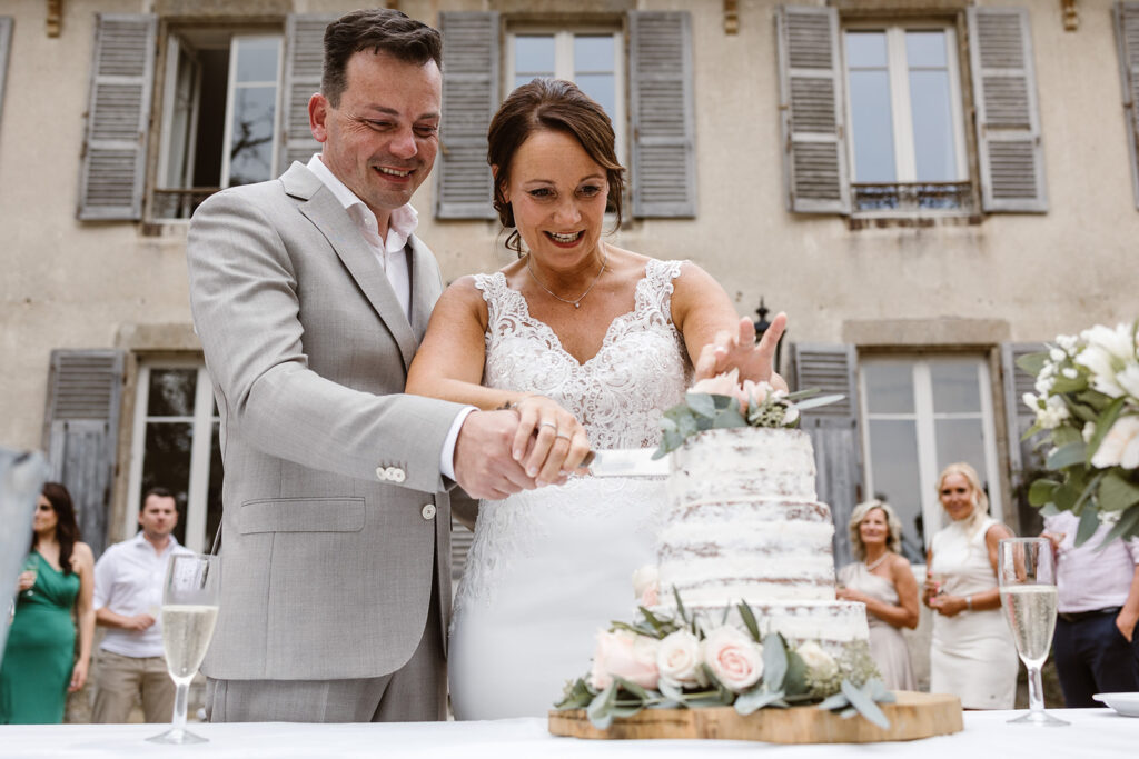 Bruidstaart aansnijden | Trouwen in Frankrijk