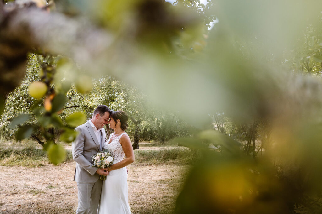 Fotoshoot tussen appelbomen | Trouwen in Frankrijk