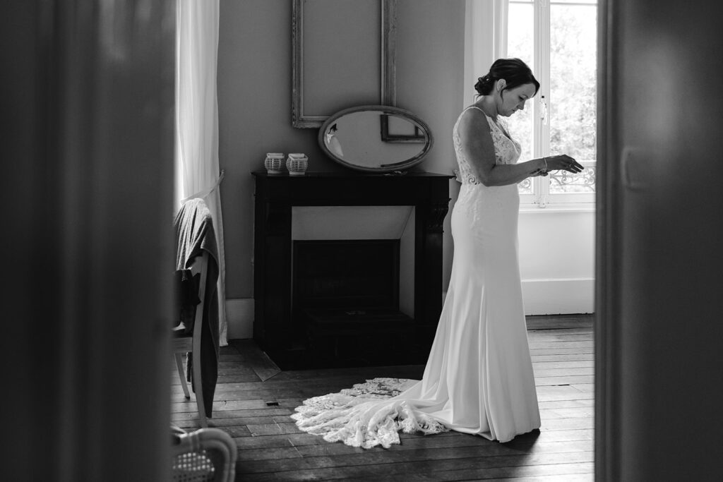 Bruid maakt zich klaar zwart-wit foto | Trouwen in Frankrijk