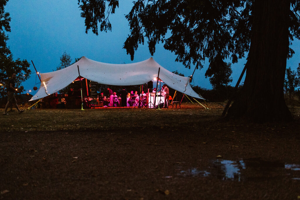 Feest onder stretchtent | Trouwen in Frankrijk