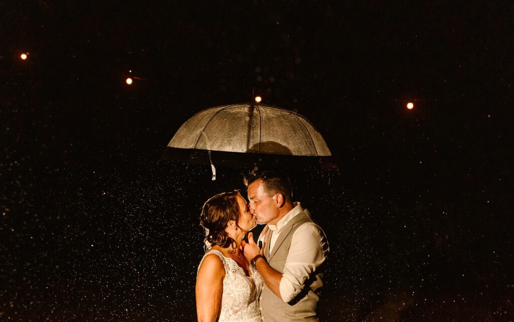 Kissing in the rain | Trouwen in Frankrijk