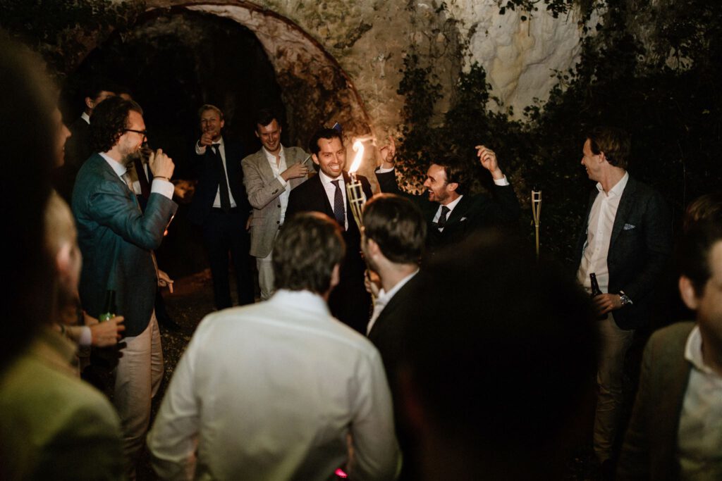 Borrel in de grot met de mannen | Trouwen in Frankrijk