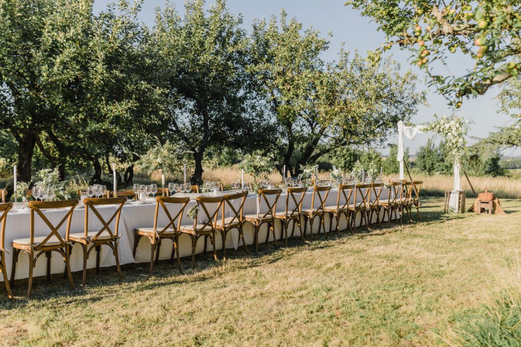 Dinertafel in boomgaard | Trouwen in Frankrijk