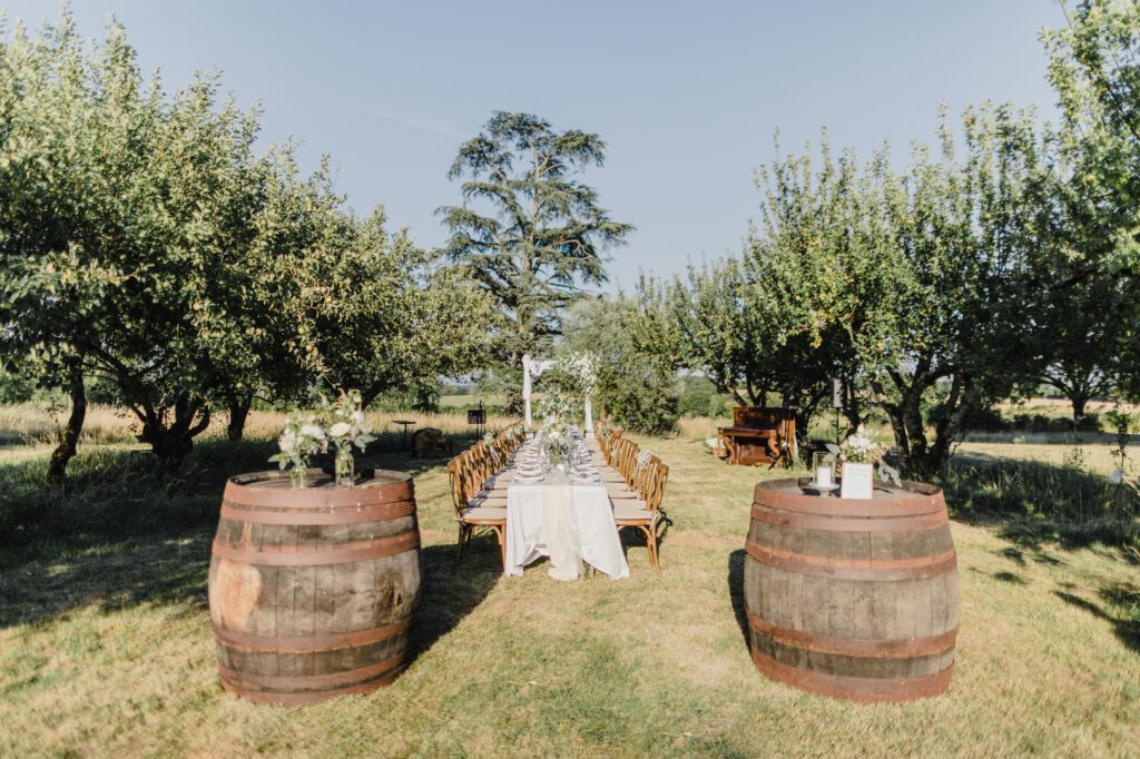 Dinertafel tussen appelbomen | Trouwen in Frankrijk