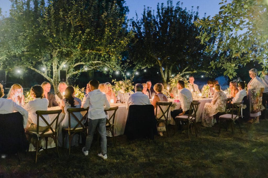 Dinertafel met lampjes erboven | Trouwen in Frankrijk