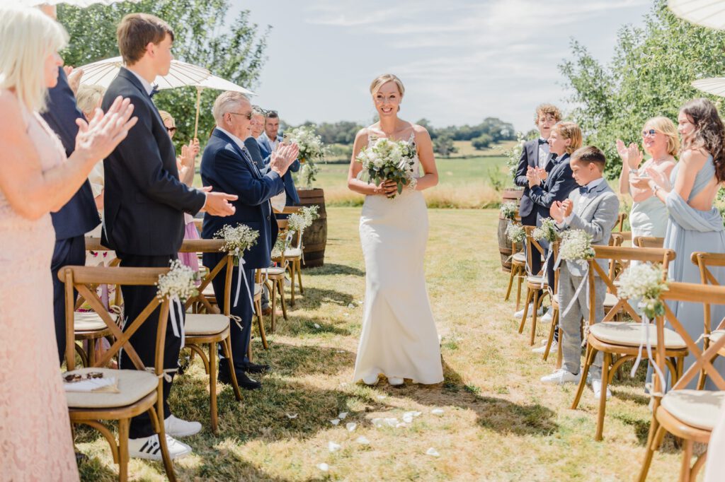 Bruid komt aan bij ceremonie | Trouwen in Frankrijk